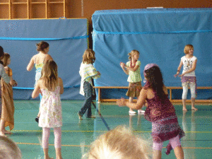 Tanzaufführung in der Turnhalle Bismarckschule