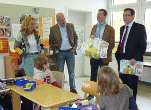 Bei der Vorstellung des Kalenders im Klassenraum der 4: Klassenlehrerin und Konrektorin Frau Fischer sowei die Herren Scholland, Heyder, Dr. Welschof vom LIONS-Club.