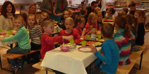 Begeistert griffen die Kinder beim gesunden Frühstück zu.